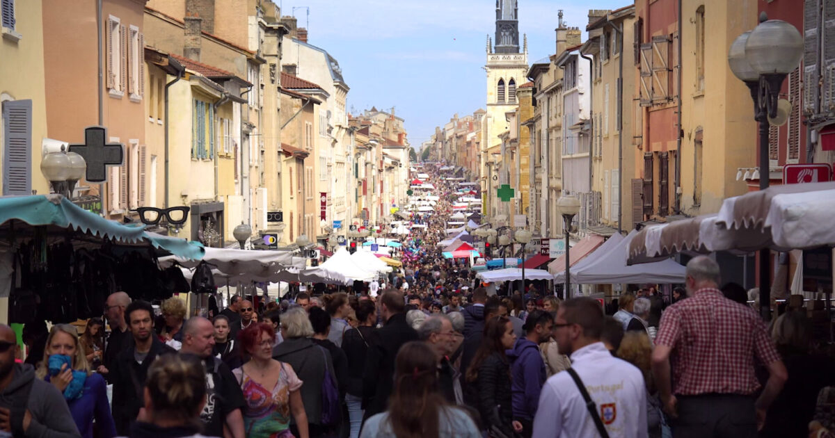 Braderie en septembre, rue Nationale envahie par la foule de passants