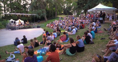 Spectateurs au théâtre de verdure du parc Vermorel
