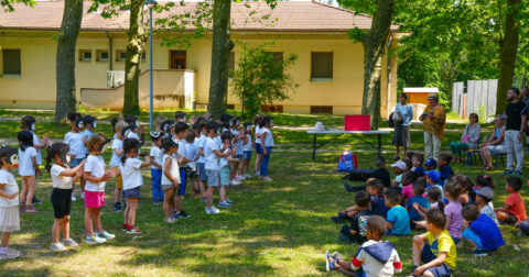 Des enfants jouent dans un parc