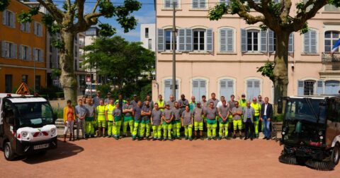 L'équipe de la propreté urbaine pose pour une photo d'ensemble