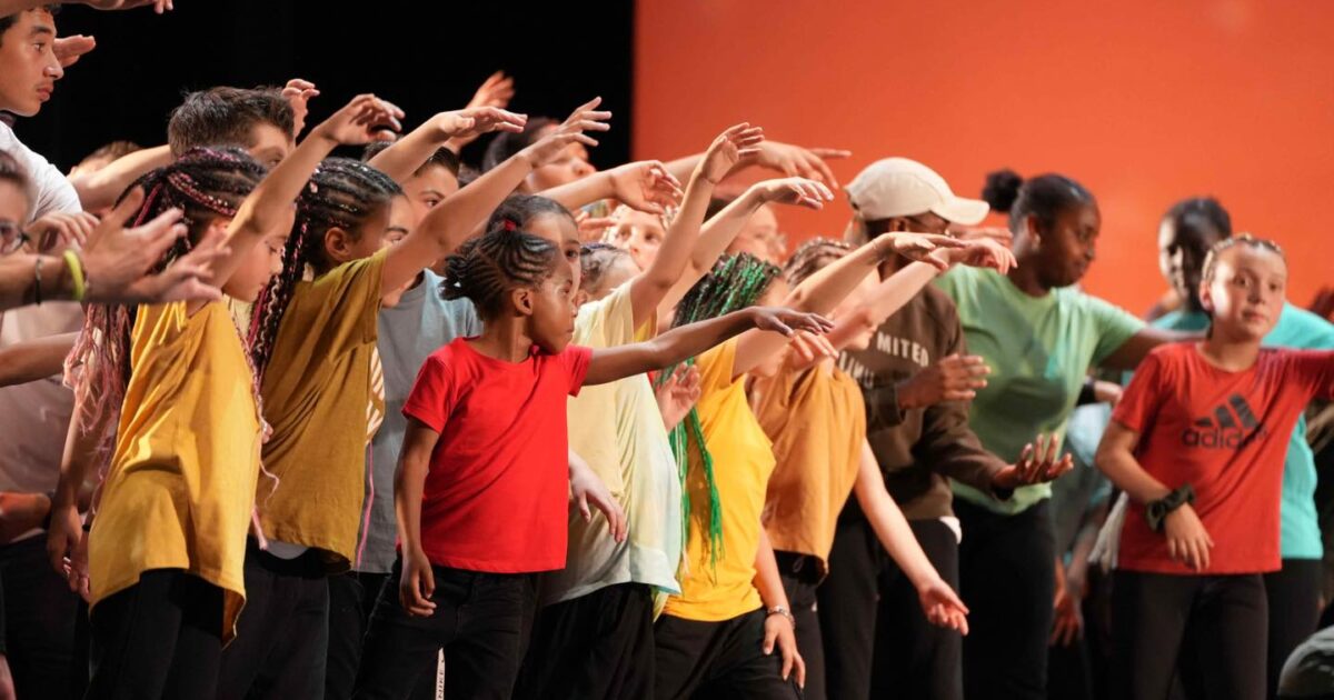 Spectacle de danse donné par les jeunes du secteur danse du Service Jeunesse