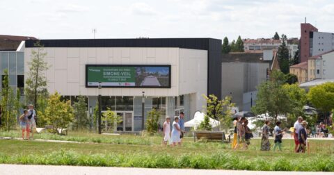 Des gens se promènent dans le parc Simone Veil à Villefranche