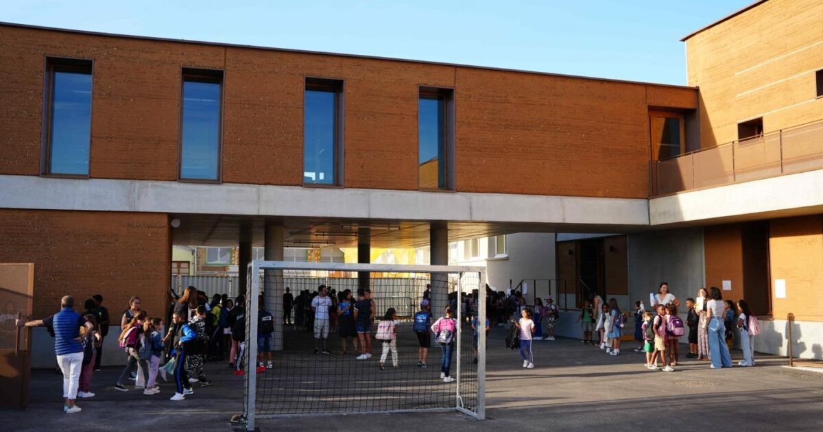 Photo d'enfant et de professeurs dans une cour d'école