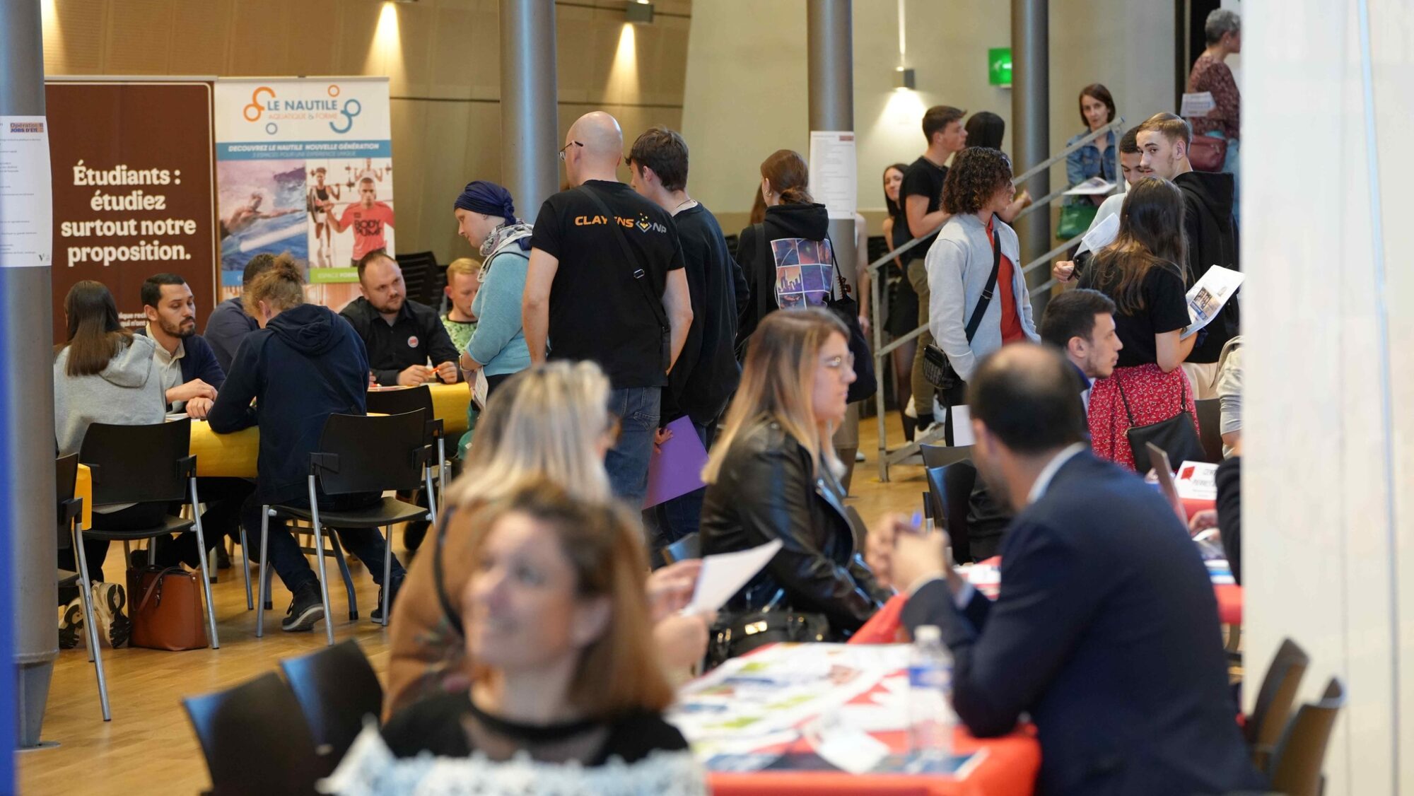 Photo d'échange entre personnes pendant le salon job d'été