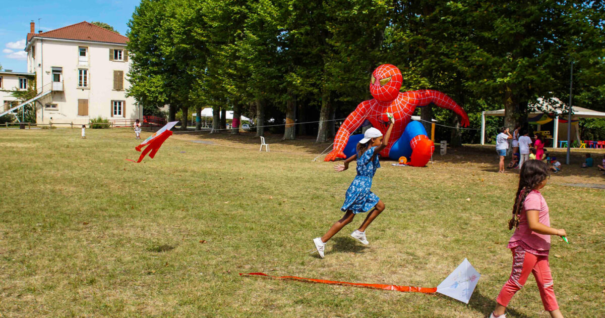 Enfants qui jouent sur la pelouse du Bordelan