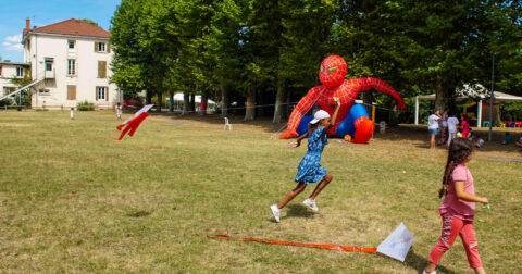 Enfants qui jouent sur la pelouse du Bordelan