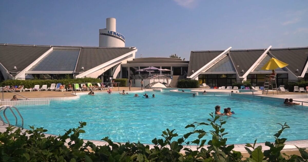 Photo de personnes se baignant à la piscine Le nautile à Villefranche