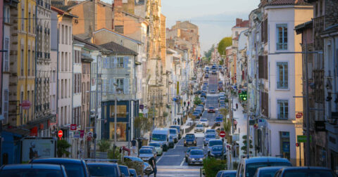 Vue en plan large de la rue nationale