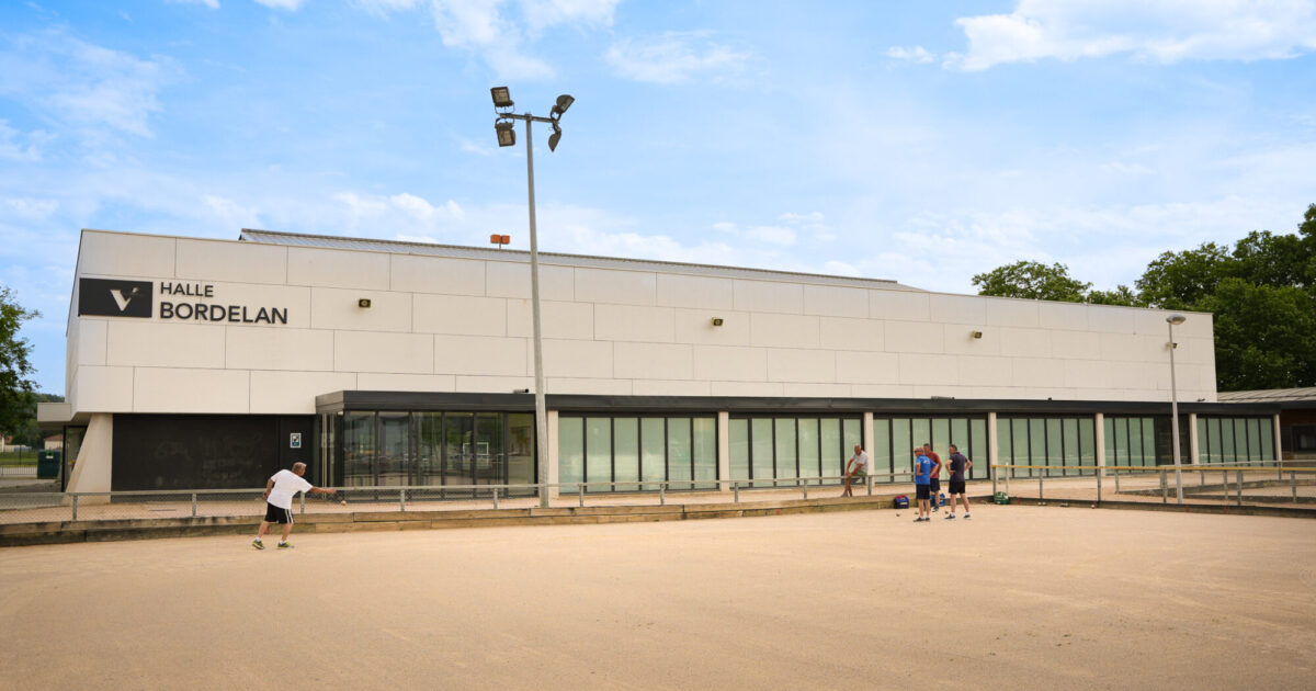 Photo de personnes jouant aux boules devant l'entrée de l'air de loisirs