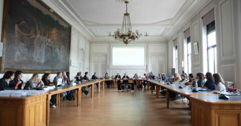 Photo d'une réunion de travail dans la salle du conseil en mairie