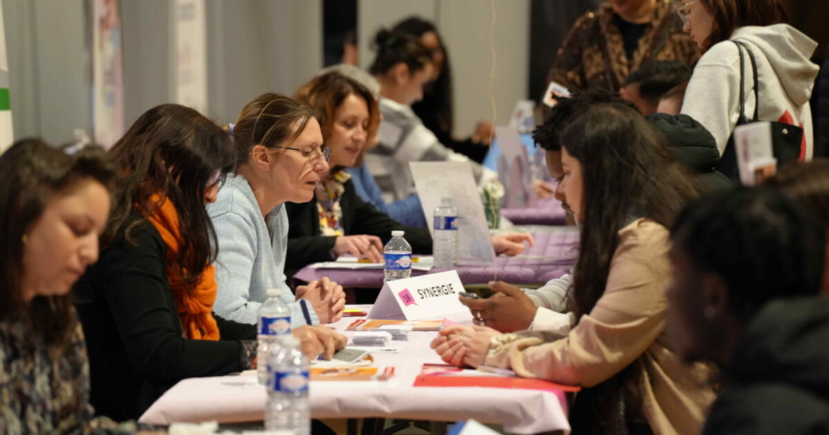 Photo d'échange entre personnes pendant le salon job d'été