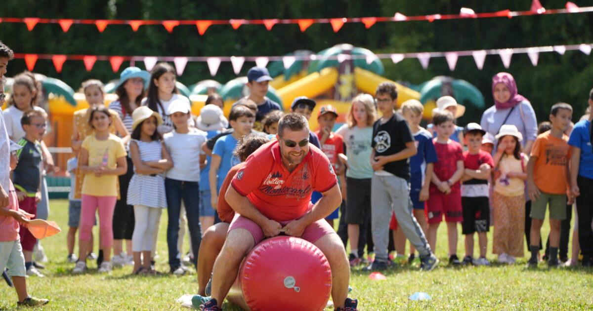 Photo enfants et d'adultes jouant pendant la fête du jeu