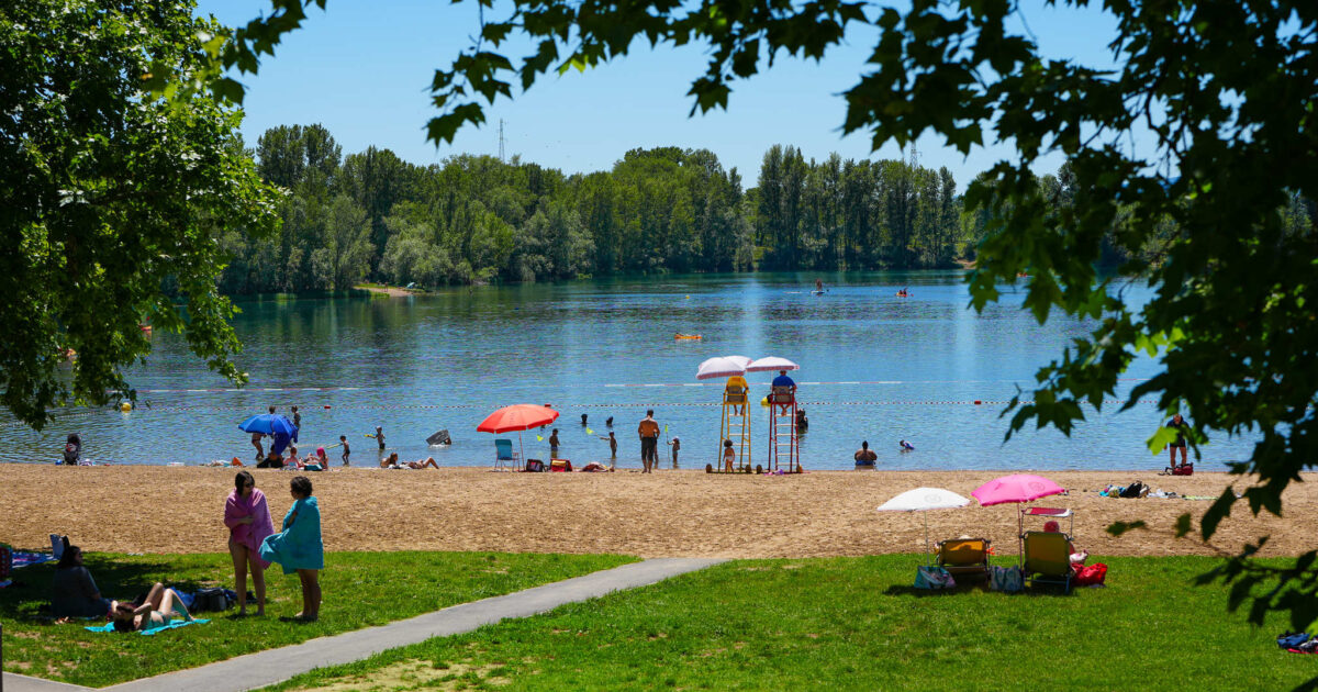 Des gens sur la plage profitent du plan d'eau du Bordelan