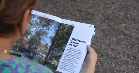 Photo d'une personne lisant le magasine municipale Villefranche Magasine