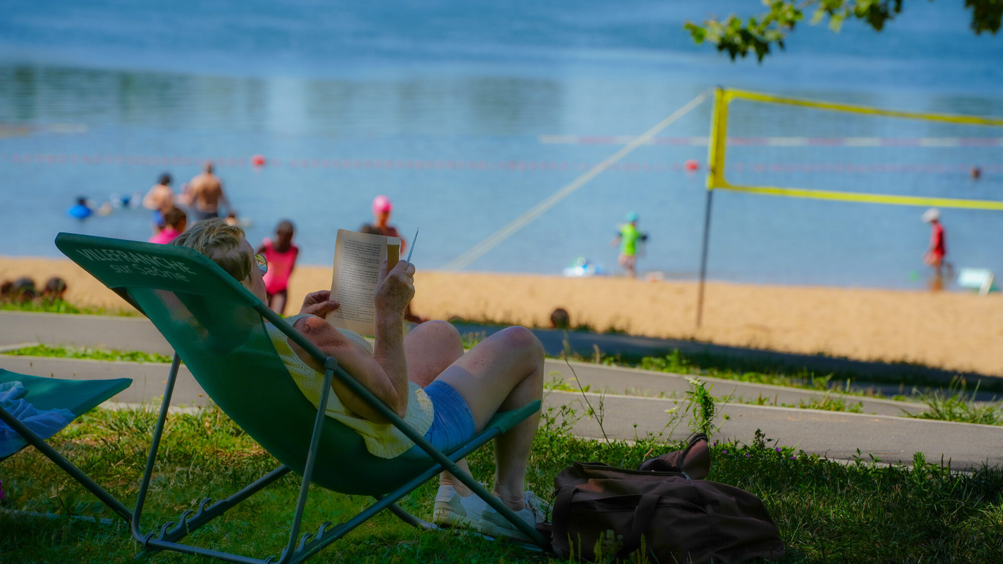 Photo d'une femme utilisant une chilienne en train de lire un livre