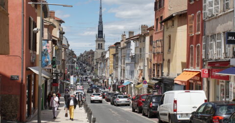 Photo en plan large de la rue nationale