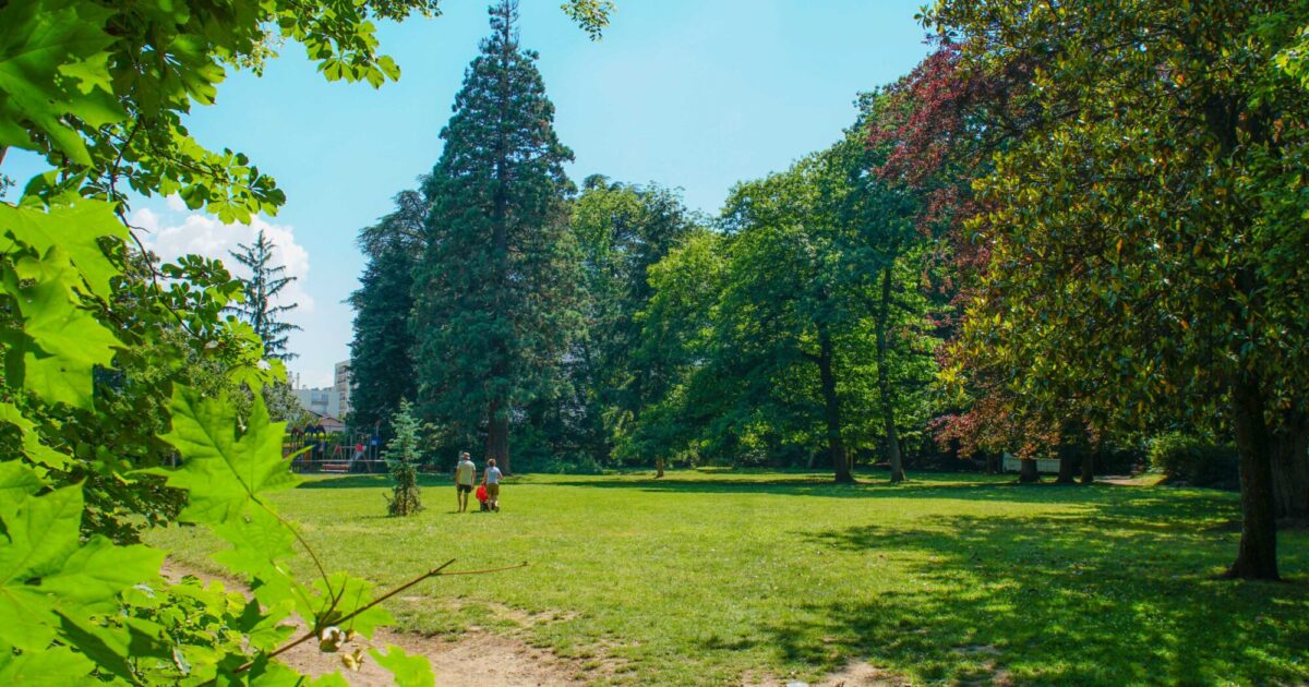 Photo d'une famille dans le parc Vermorel