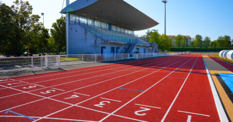 Photo d'une piste d'athlétisme au stade Jean le mouton à Villefranche