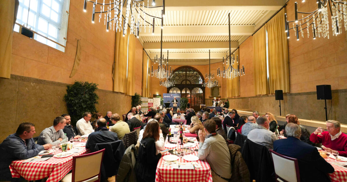Photos montrant des gens à table à la salle des Echevins