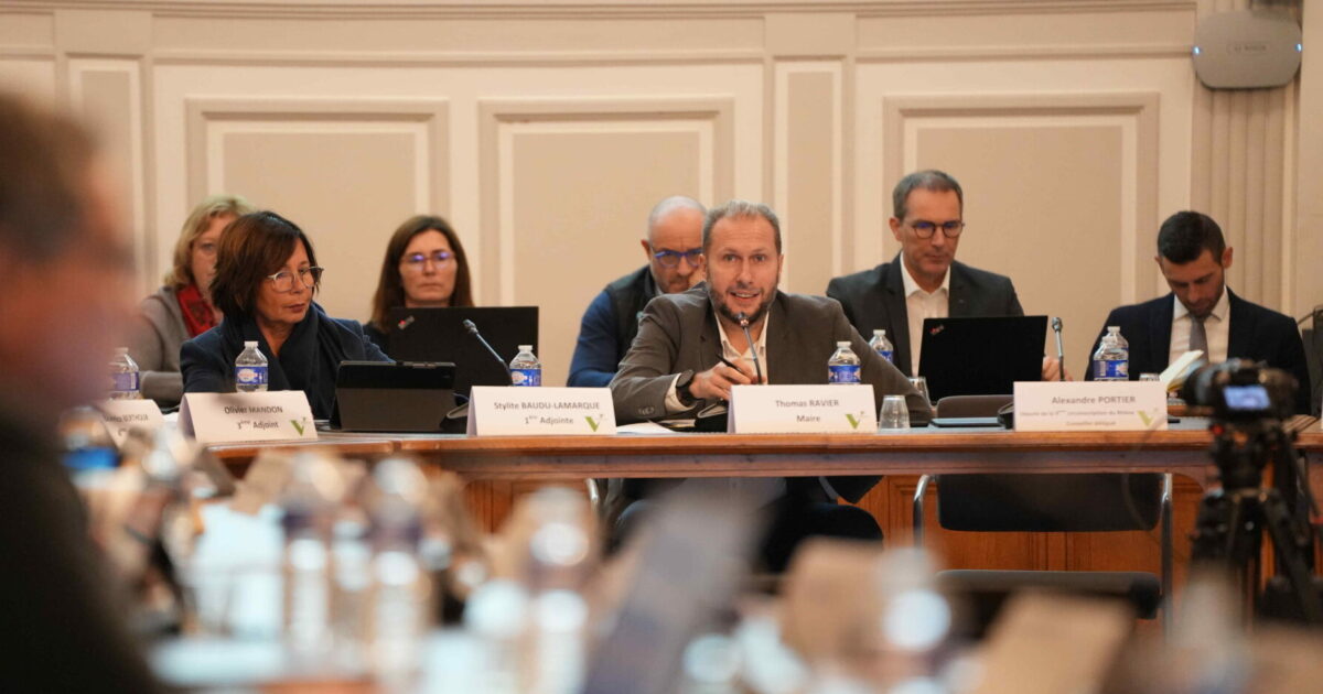 Photo du maire Tomas Ravier et de son bureau pendant un conseil municipale