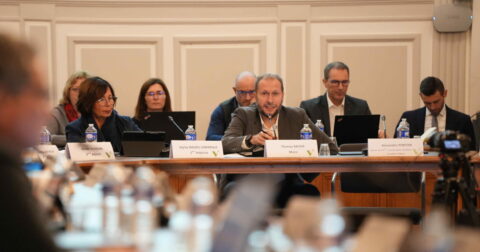 Photo du maire Tomas Ravier et de son bureau pendant un conseil municipale