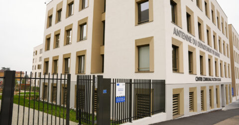 Entrée du bâtiment du CCAS à Villefranche