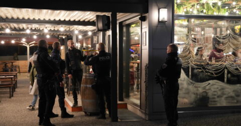 Photo montrant la police municipale faisant des rondes de nuits devant un bar