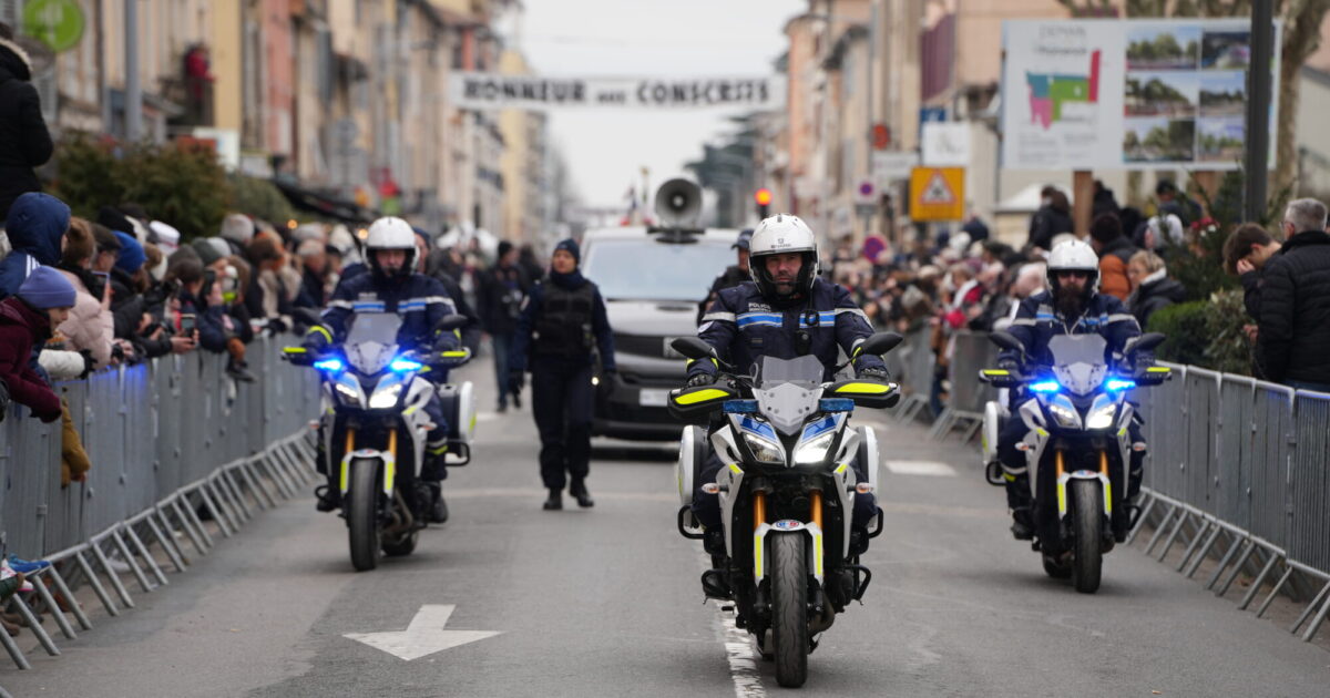 Photo montrant la police municipale pendant un cortège Rue Nationale