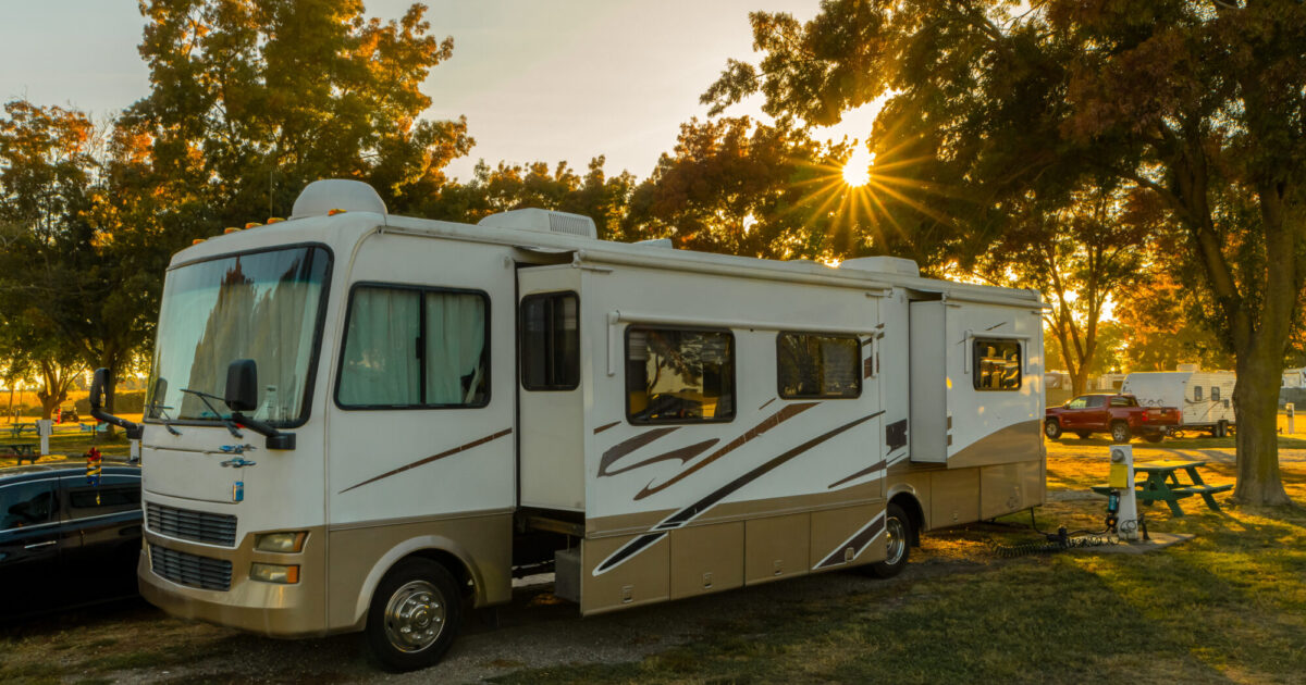 Camping car garé dans un espace dédié