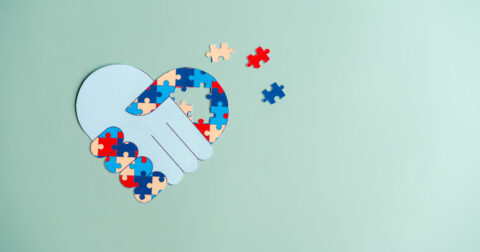 deux mains qui forment un cœur en puzzle