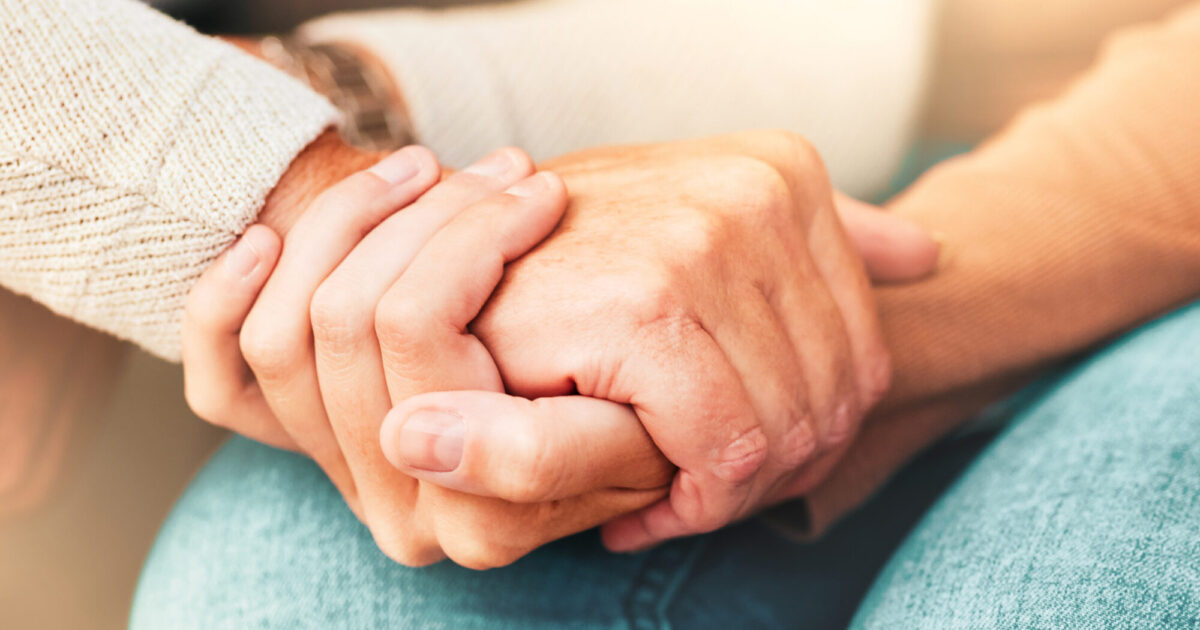 Photo d'une main d'enfant qui serre la main d'un personne plus âgé