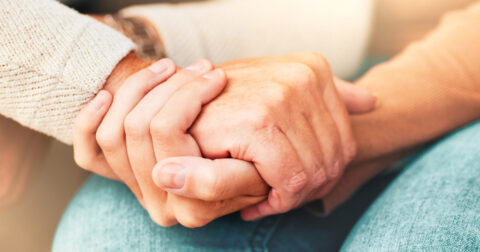 Photo d'une main d'enfant qui serre la main d'un personne plus âgé
