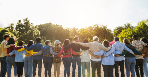 Photo montrant des gens bras dessus bras dessous formant une chaine humaine