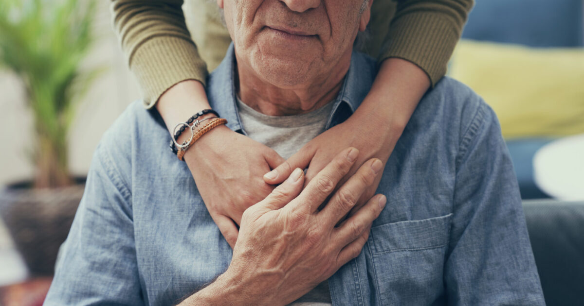 Photo d'une jeune personne qui enlace une personne plus âgé