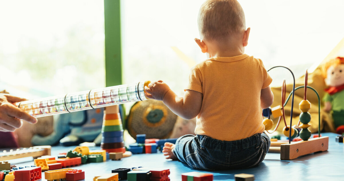 Enfant de dos en train de jouer