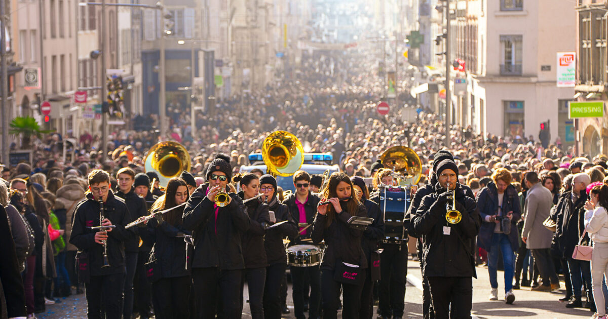 Photo d'une fanfare rue nationale à Villefranche