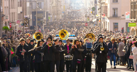 Photo d'une fanfare rue nationale à Villefranche