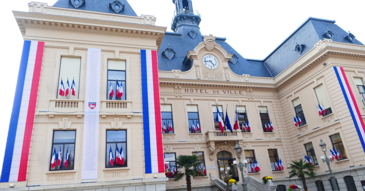 Photo façade décoré de la mairie de Villefranche