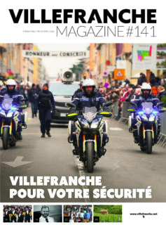 Couverture de Villefranche magasine qui représente la police municipale à moto pendant un défilé rue nationale