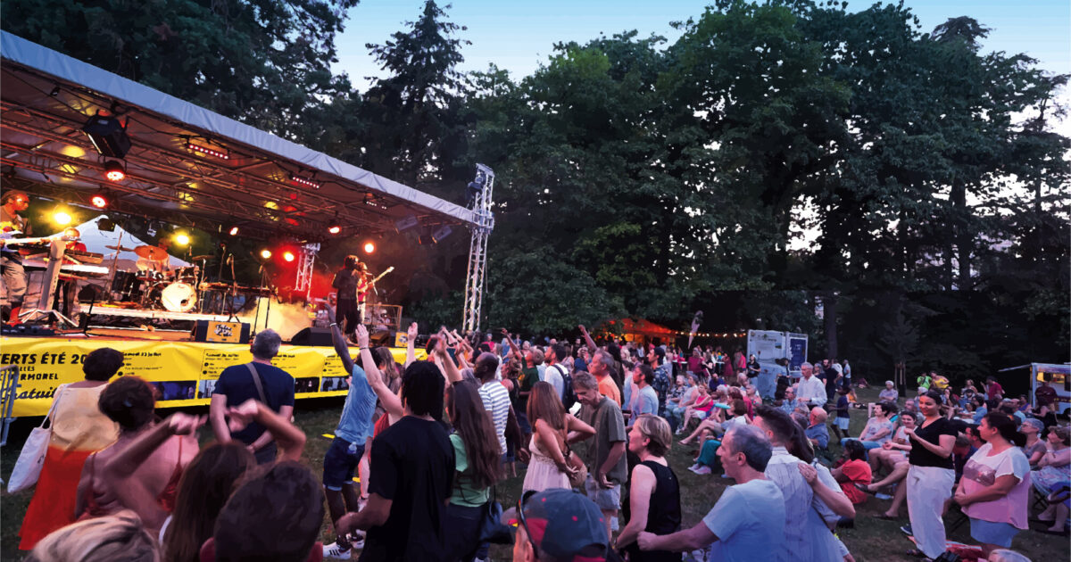 Des gens dansent à un concert d'été