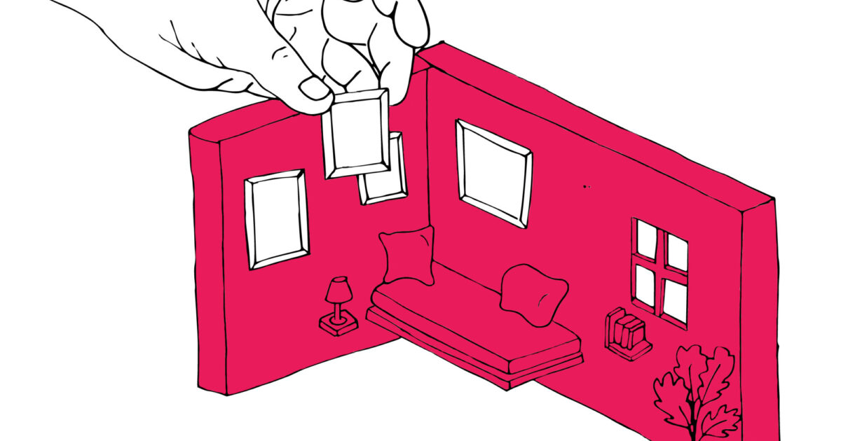 Deux murs rose qui forment un angle avec une banquette pour s'asseoir et une plante