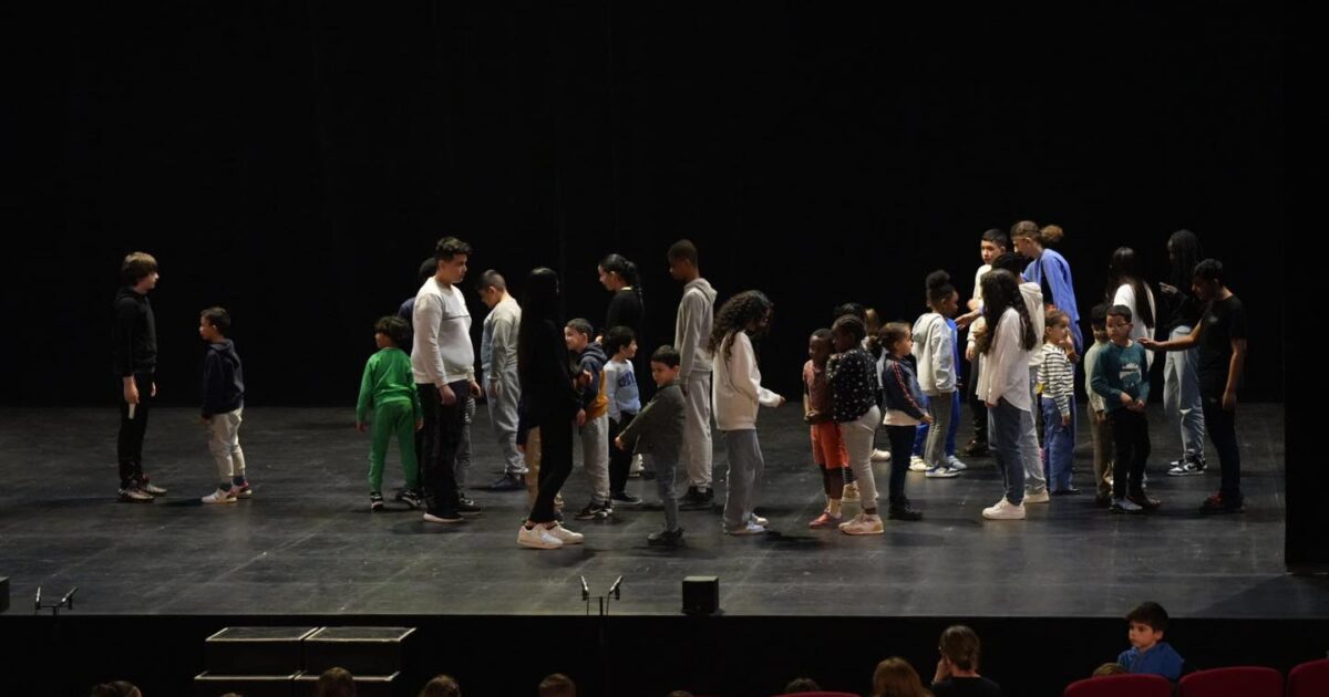 Représentation d'élèves à l'occasion du printemps des poètes