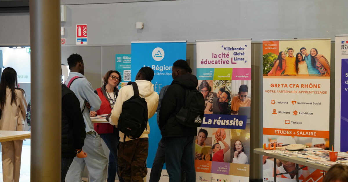 Photo d'un échange entre des jeunes et des professionnels lors d'un salon emploi