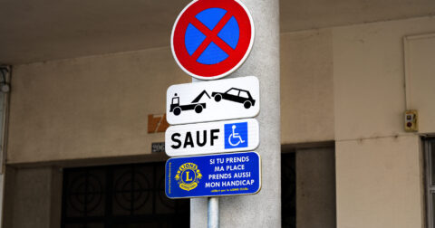 Photo d'un panneau interdiction de stationner sauf les PMR