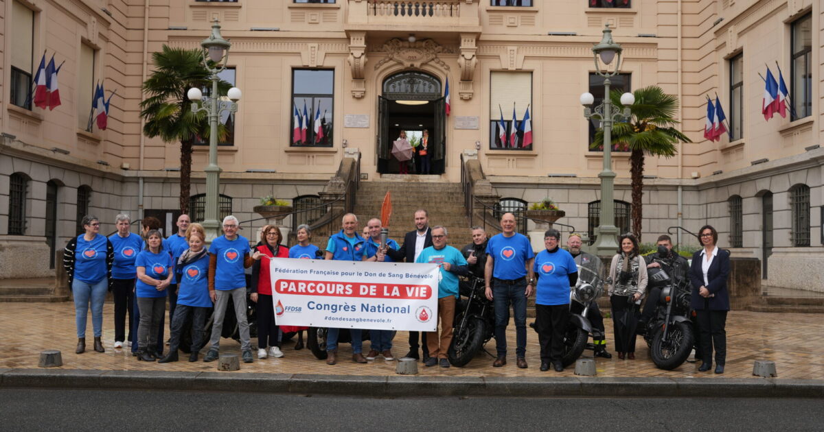 Photo des porteurs de la flamme avec les élus de la collectivité lors de la réception en l'honneur des porteurs de la flamme, coureurs pour le don du sang