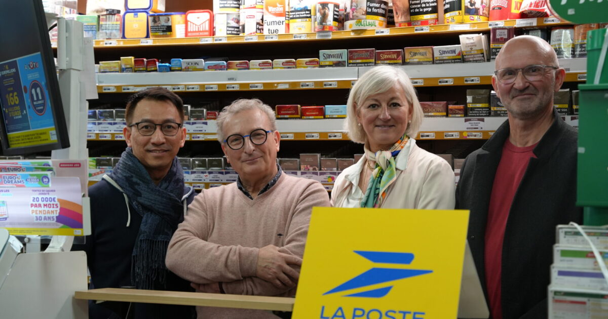 Photo de l'élu au commerce avec les commerçants d'un tabac