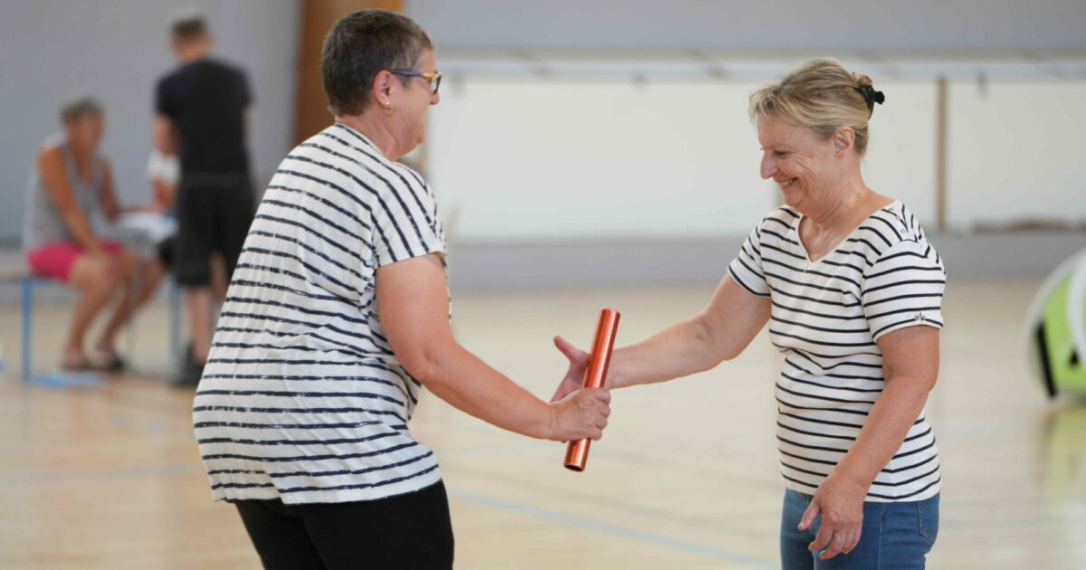 Photo de seniors faisant un peu de sport