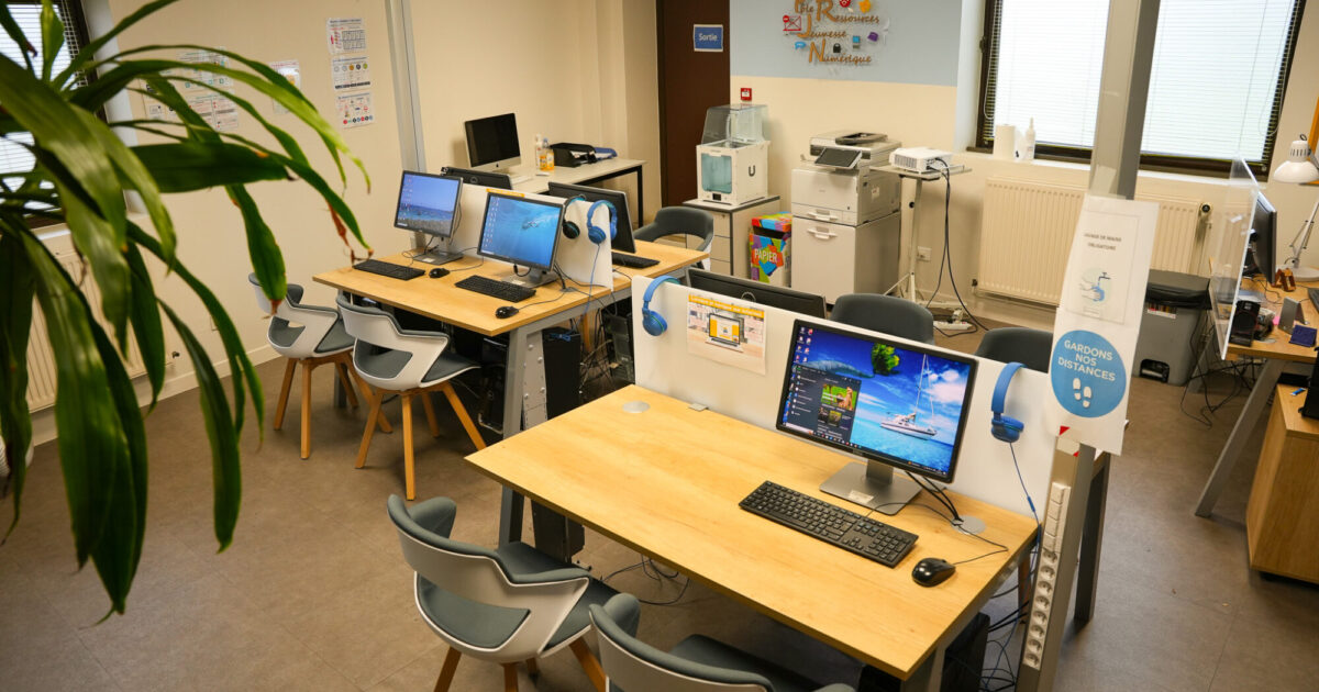 Photo d'une salle de travail au Pôle numérique de Villefranche