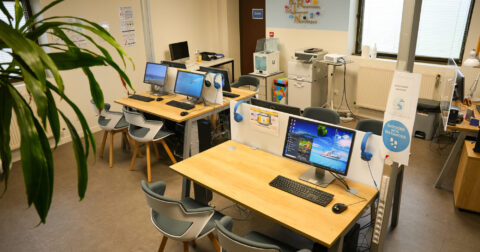 Photo d'une salle de travail au Pôle numérique de Villefranche