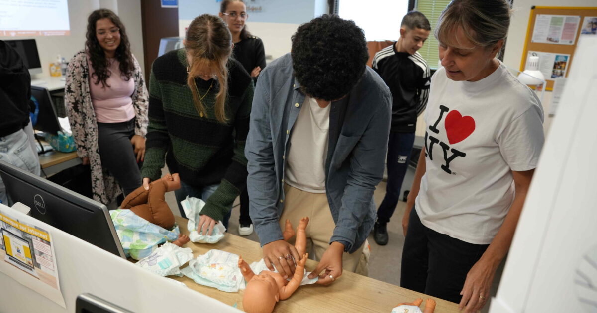 Photo de jeunes en action pendant le dispositif babysitting de confiance